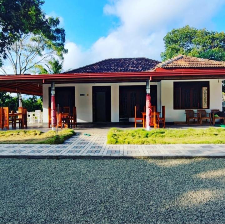 Tharurashmi Sea Pond Villa & Surf Hostel - Hiriketiya Dikwella Sur Exterior foto