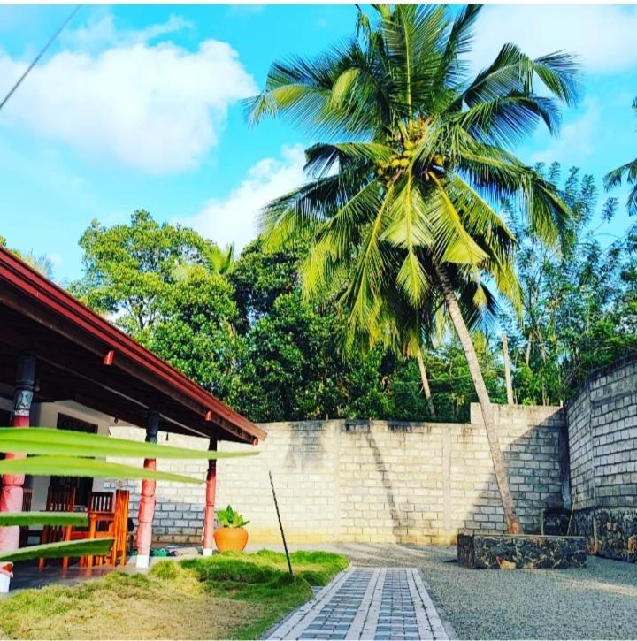 Tharurashmi Sea Pond Villa & Surf Hostel - Hiriketiya Dikwella Sur Exterior foto