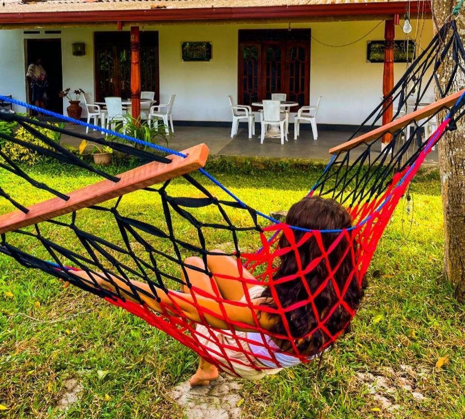 Tharurashmi Sea Pond Villa & Surf Hostel - Hiriketiya Dikwella Sur Exterior foto